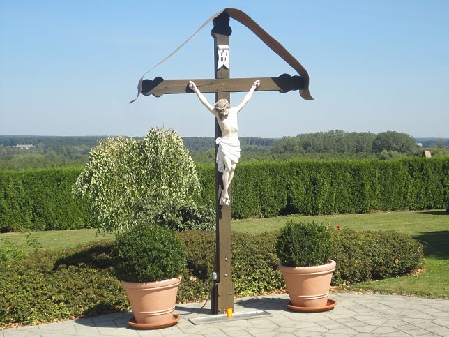 Kreuz vor der Kirche